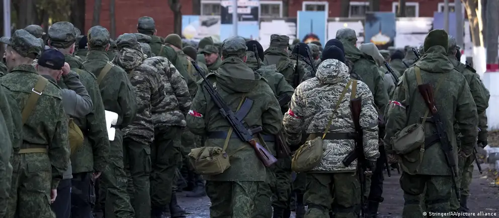 Заявления украинской стороны и независимые источники говорят о планах расширить призыв, российские власти опровергают это. Эксперты отмечают проблемы с набором контрактников и сомневаются, что даже масштабная мобилизация кардинально изменит ситуацию на фронте.