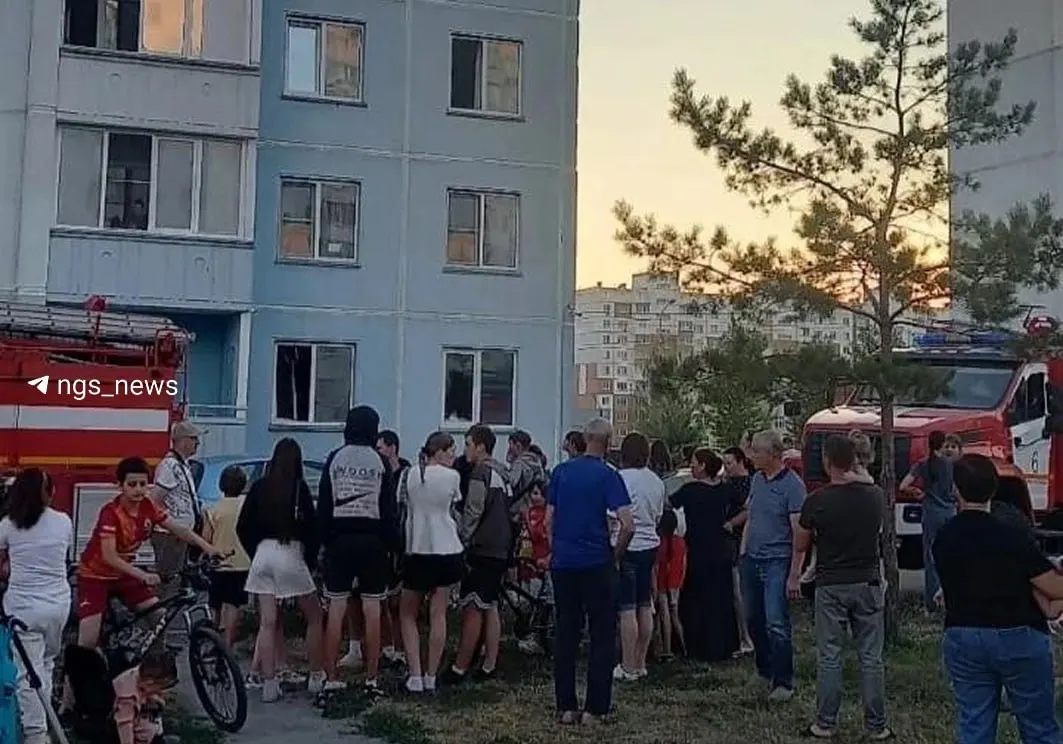 В многоэтажке на Титова, 246/1 загорелась квартира на первом этаже: соседи спасли двух детей, несколько человек эвакуировали и госпитализировали с отравлением продуктами горения.