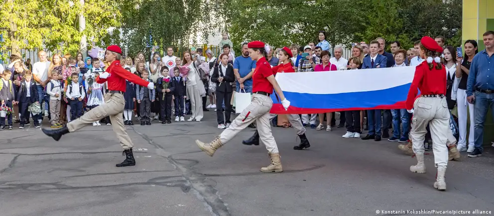 В одной из новосибирских школ появилось пособие «Кругозор. Основы национального самосознания». В нём — призывы к самоотречению ради родины, пренебрежение к иным культурам и нетерпимость к иным образам жизни. Школьники и педагогические эксперты рассказывают, как дети реагируют на такое «патриотическое воспитание».