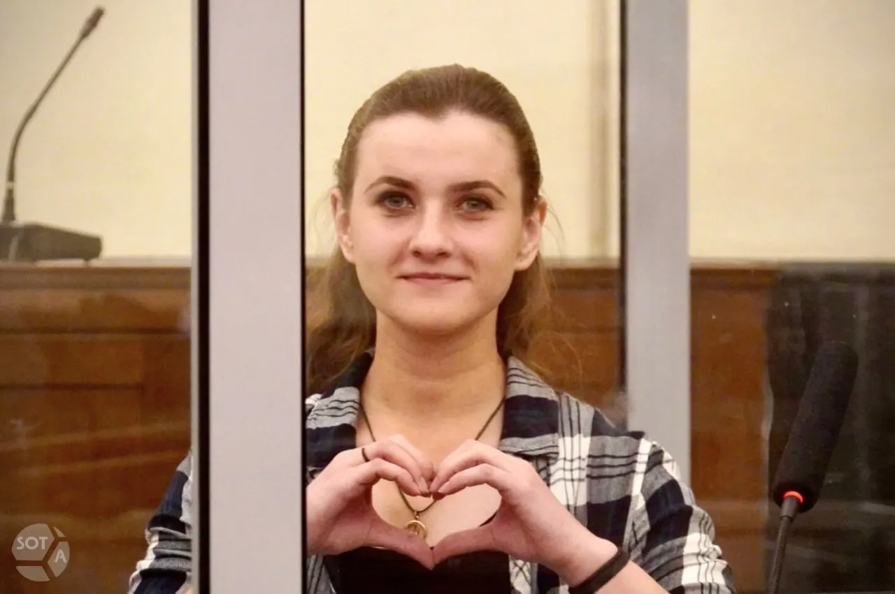 Октябрьский суд Новосибирска отклонил просьбу Виктории Мухаметовой о переводе из ИК‑9 в колонию в Свердловской области рядом с её матерью. ФСИН заявил об отсутствии сведений о родственниках в деле; защитник намерен обжаловать решение.