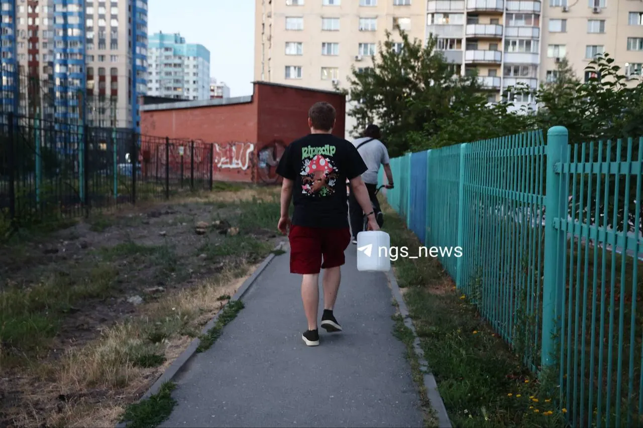 Жители Горского собрались у ЦТП-102, чтобы набрать воду. На месте около пяти человек, но люди продолжают подходить.