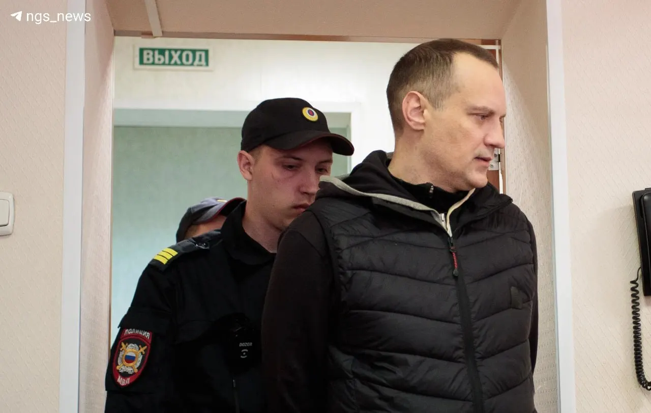Суд увеличил срок Денису Архипову до 3,5 лет общего режима и взыскал с него ущерб в 220 млн рублей; экс-чиновника взяли под стражу в зале суда.