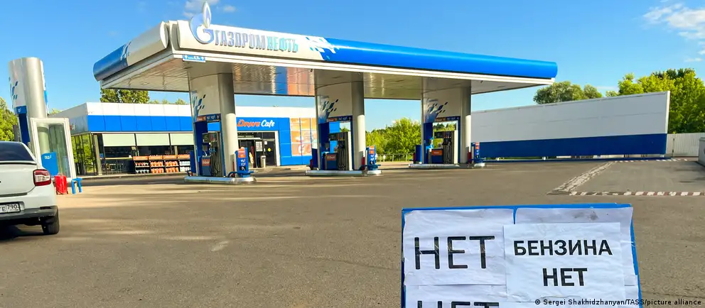 Росстат сообщил о падении индекса производства нефтепродуктов в июне на 21,8% к прошлому году; при этом темпы роста цен на бензин и дизель несколько замедлились. Нехватку топлива связывают с повреждениями НПЗ и нефтехранилищ.