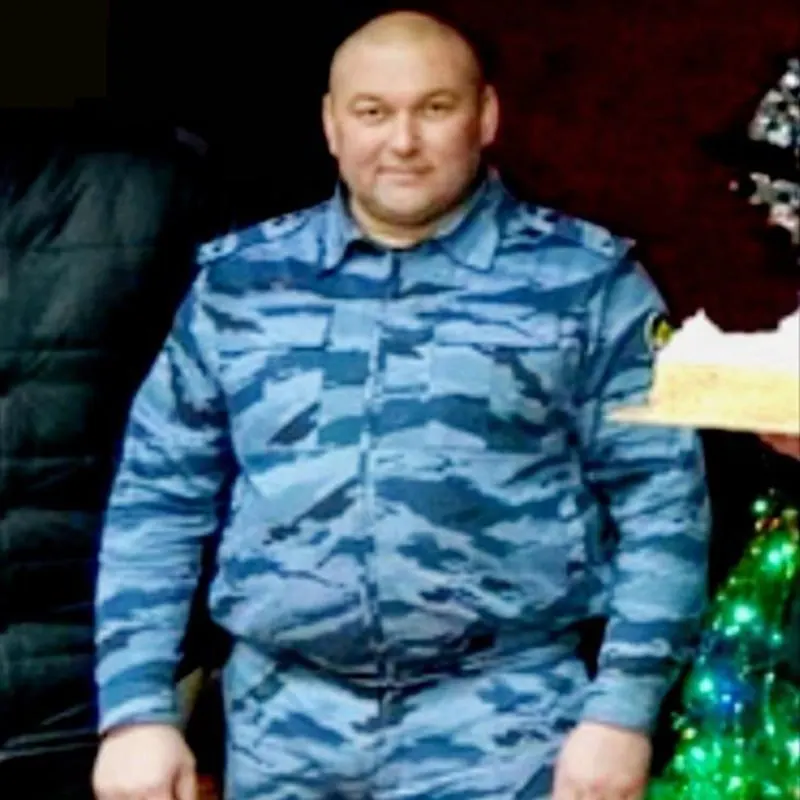 Пятый апелляционный суд полностью отменил приговор Сергею Шведкову и вернул дело прокурору для переквалификации с халатности на превышение полномочий; по делу проходят ещё несколько сотрудников ИК‑15.