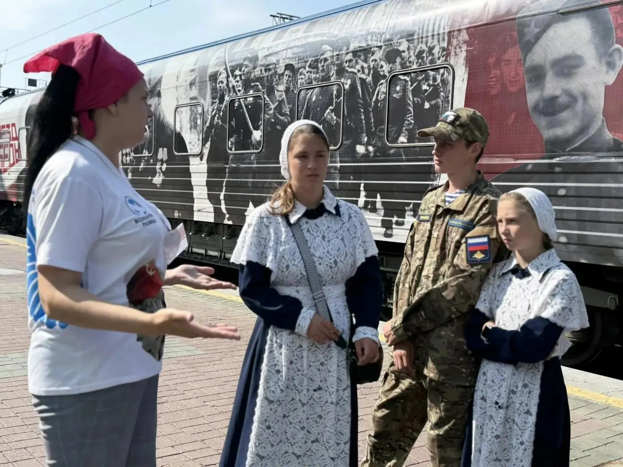 Передвижной музей за три дня посетили более двух тысяч человек, большинство — школьники и студенты. Заместитель губернатора подчеркнула важность проекта для молодёжи.