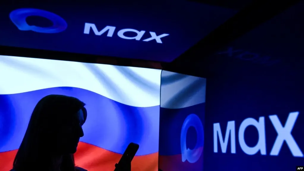Распоряжением от 9 июля госслужащих и сотрудников подведомственных учреждений обязали использовать национальный мессенджер «Max» для служебного общения; к 2030 году его доля должна составить 100%. Сервис создаётся на базе продукта VK, против которого введены санкции ЕС, и уже исчез из ряда магазинов приложений.