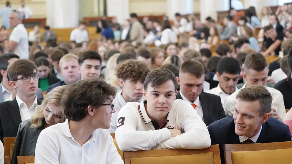 Студентам первого курса будут рассылать приглашения через «Госуслуги»: без установки мессенджера обещают закрыть доступ к расписанию, чатам и важной информации учебных организаций.
