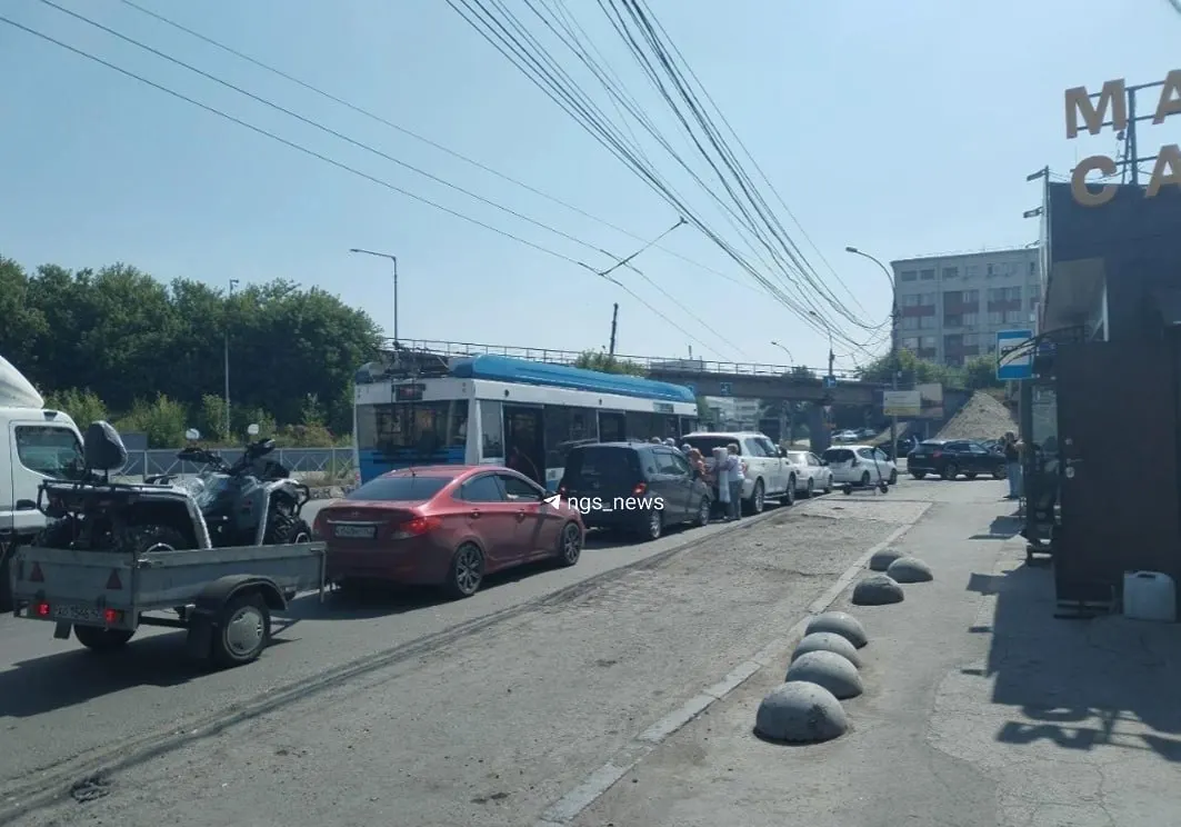 На Фабричной у автозаправки Teboil выстроилась очередь из примерно 20 автомобилей. 92-й бензин — 80,7 руб., 95-й — 85,1 руб.