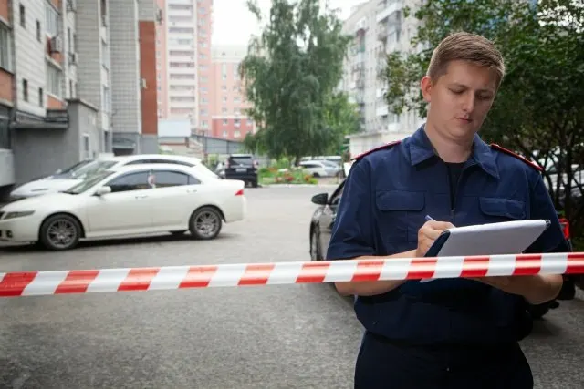 Мужчина с балкона своей квартиры стрелял по несовершеннолетним: 13-летняя девочка ранена и госпитализирована. Подозреваемому предъявлено обвинение в хулиганстве, он заключён под стражу.