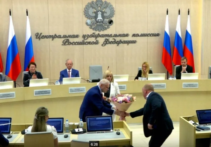 На заседании ЦИК единогласно зарегистрировали списки «Справедливой России», подтвердили право 260 кандидатов баллотироваться, назначили члена комиссии с совещательным голосом от ЛДПР и утвердили 43 финансовых уполномоченных «Яблока» в регионах.