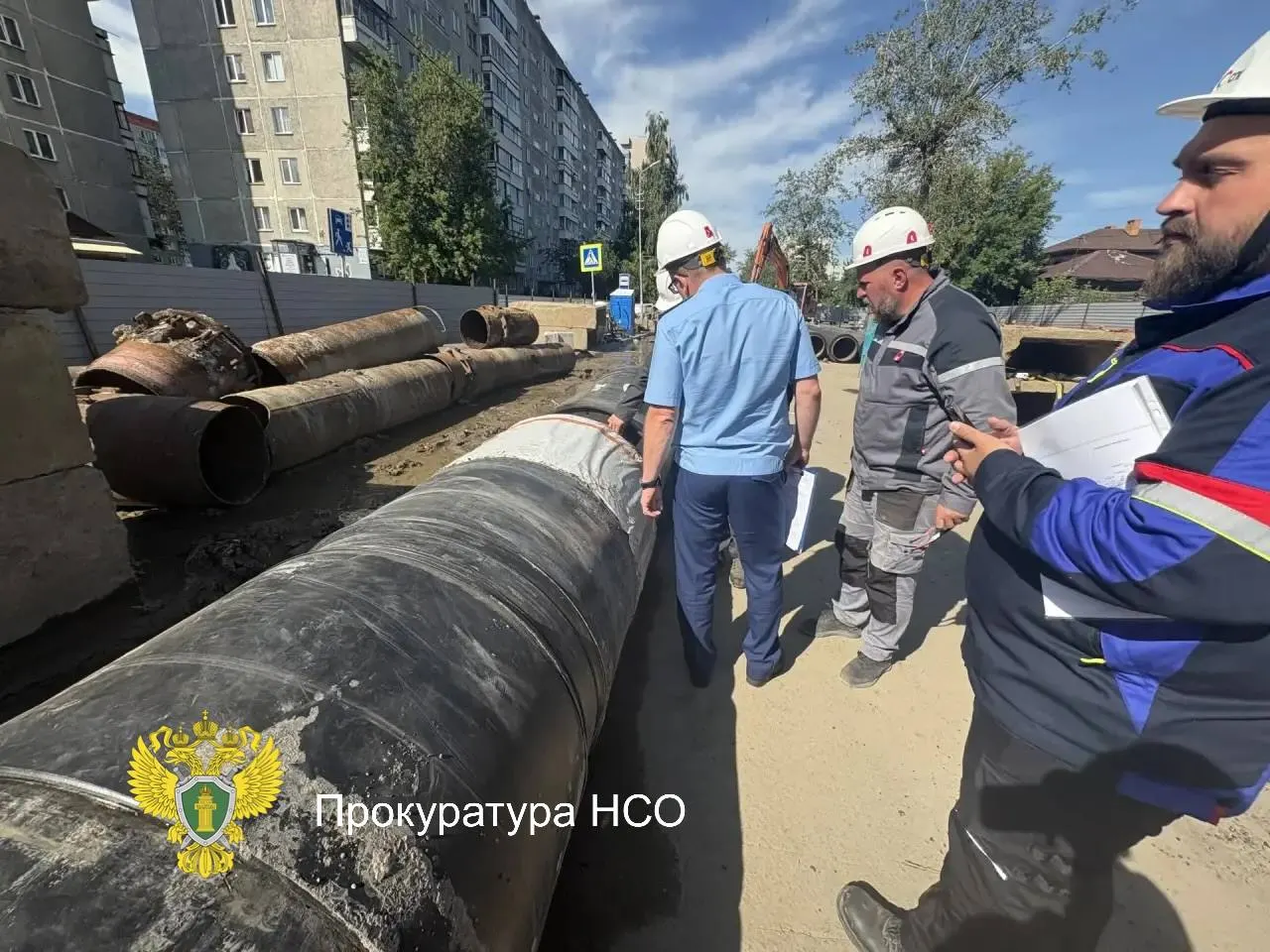 На нескольких улицах Новосибирска раскопки из‑за ремонта и проверки теплотрасс затянулись. Жители жалуются на отсутствие рабочих, прокуратура держит ситуацию под контролем.