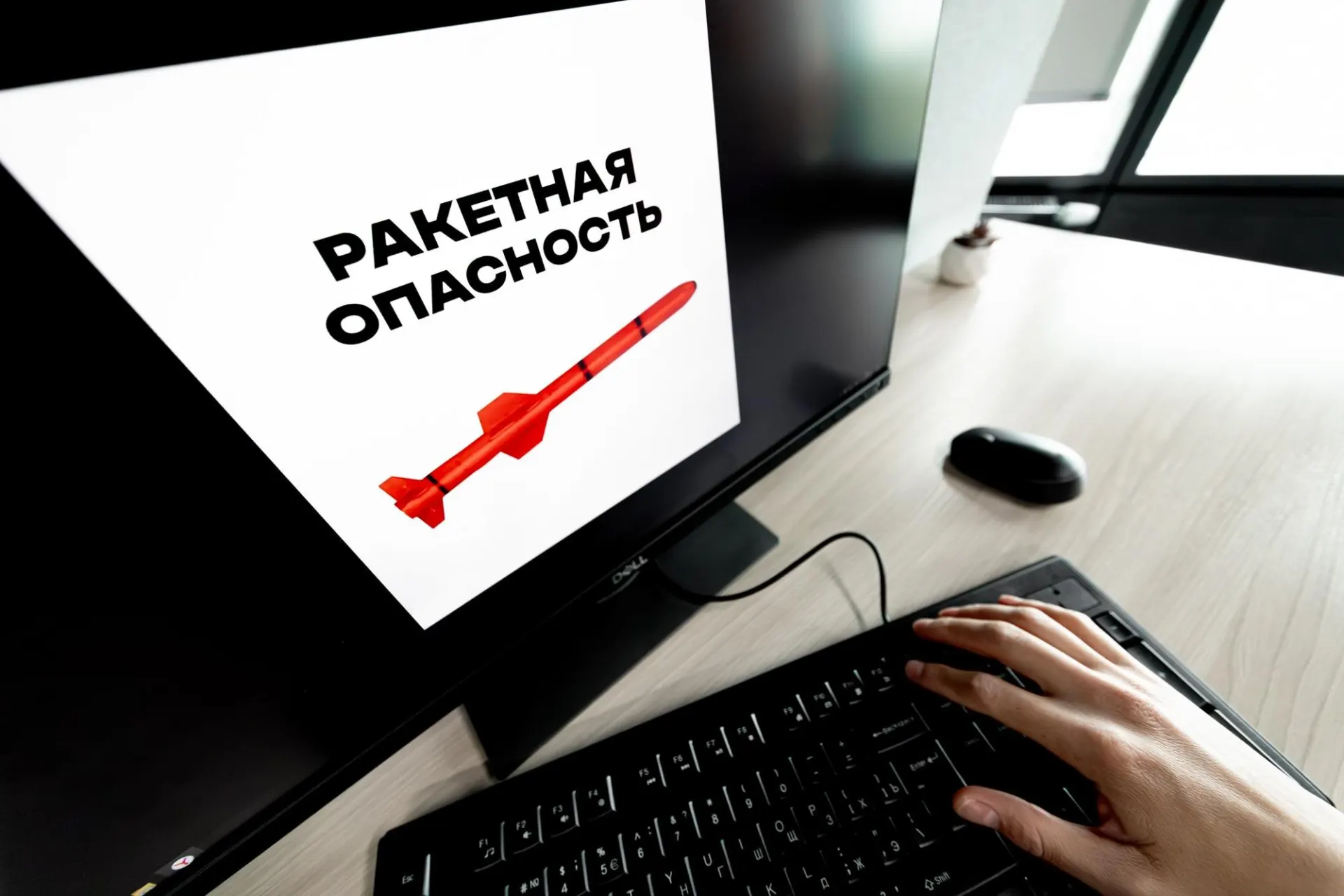 Воздушная тревога прозвучала в ряде регионов России. Жителям рекомендуют следовать официальным оповещениям и при необходимости искать укрытие.