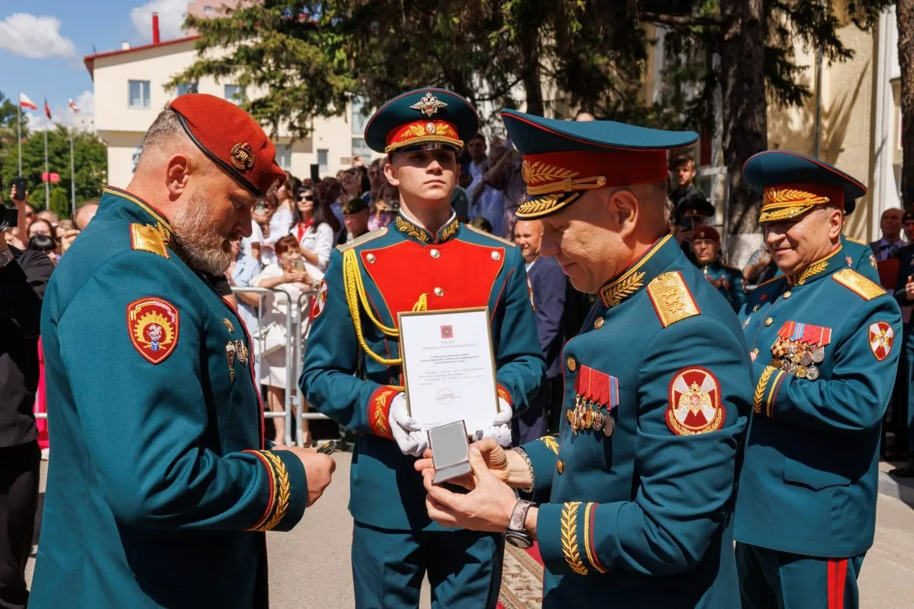Начальнику Саратовского военного ордена Жукова Краснознаменного института войск национальной гвардии Александру Белоглазову присвоено воинское звание генерал-лейтенанта. Погоны вручил заместитель директора Росгвардии генерал-полковник Анатолий Маликов.