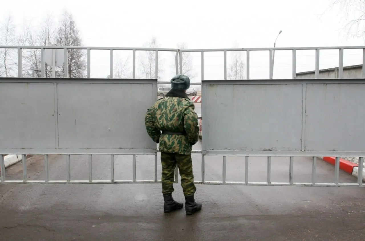 Депутат из Томской области заявил, что пропавших без вести всё чаще переквалифицируют в статус «самовольно покинувших часть», что лишает семьи компенсаций и тормозит выплаты по погибшим.