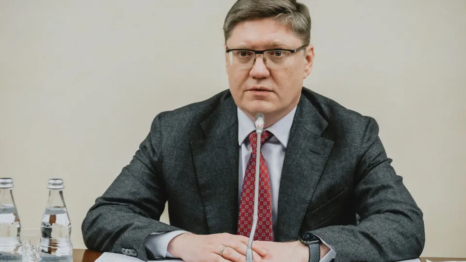 Заместитель руководителя фракции «Единая Россия» назвал реакцию граждан на дефицит топлива «поведением обиженных подростков» и связал проблему с ударами по НПЗ. Между тем переработка нефти и розничные поставки значительно упали, вводятся ограничения и очереди на АЗС.