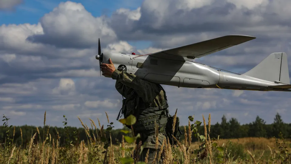 Документы с закрытых встреч по военно‑техническому сотрудничеству показывают, что Пекин поставлял технологии и комплектующие для российских беспилотников, обсуждалось вмешательство в работу спутниковых сетей и совместная отработка «роевых» дронов.
