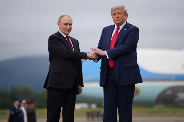 По данным источников, после встречи с Зеленским в Анкаре Трамп планирует обсудить с Путиным возможность прекращения войны в Украине; спецпосланники США продолжат посреднические усилия.
