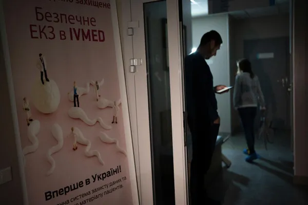 Депутаты приняли поправки в закон о ветеранах: бесплатное ЭКО положено женам участников и инвалидов боевых действий, а также вдовам в течение пяти лет после гибели супруга. Суррогат и ряд процедур остаются за счёт пациенток.