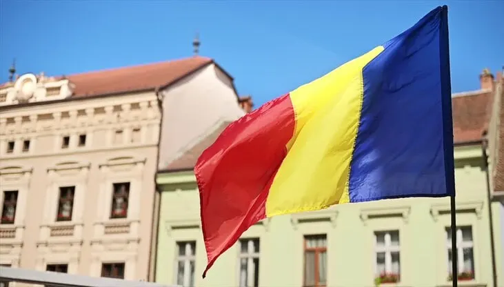 МИД Румынии потребовал выезда российского сотрудника посольства, сославшись на инциденты 24–26 июля, когда румынские силы сбили три беспилотника. Дипломату предъявили обломки одного из дронов; румынский посол в Москве отозван для консультаций.