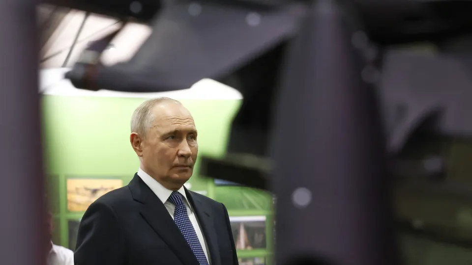 По словам президента, ОНФ объединил более 20 млн человек и собрал около 70 млрд руб. на поддержку операции. В то же время государственные расходы на войну растут: в I квартале 2026 года военные траты достигли рекордных 5,908 трлн руб., и обсуждается их дальнейшее увеличение до почти 18 трлн.