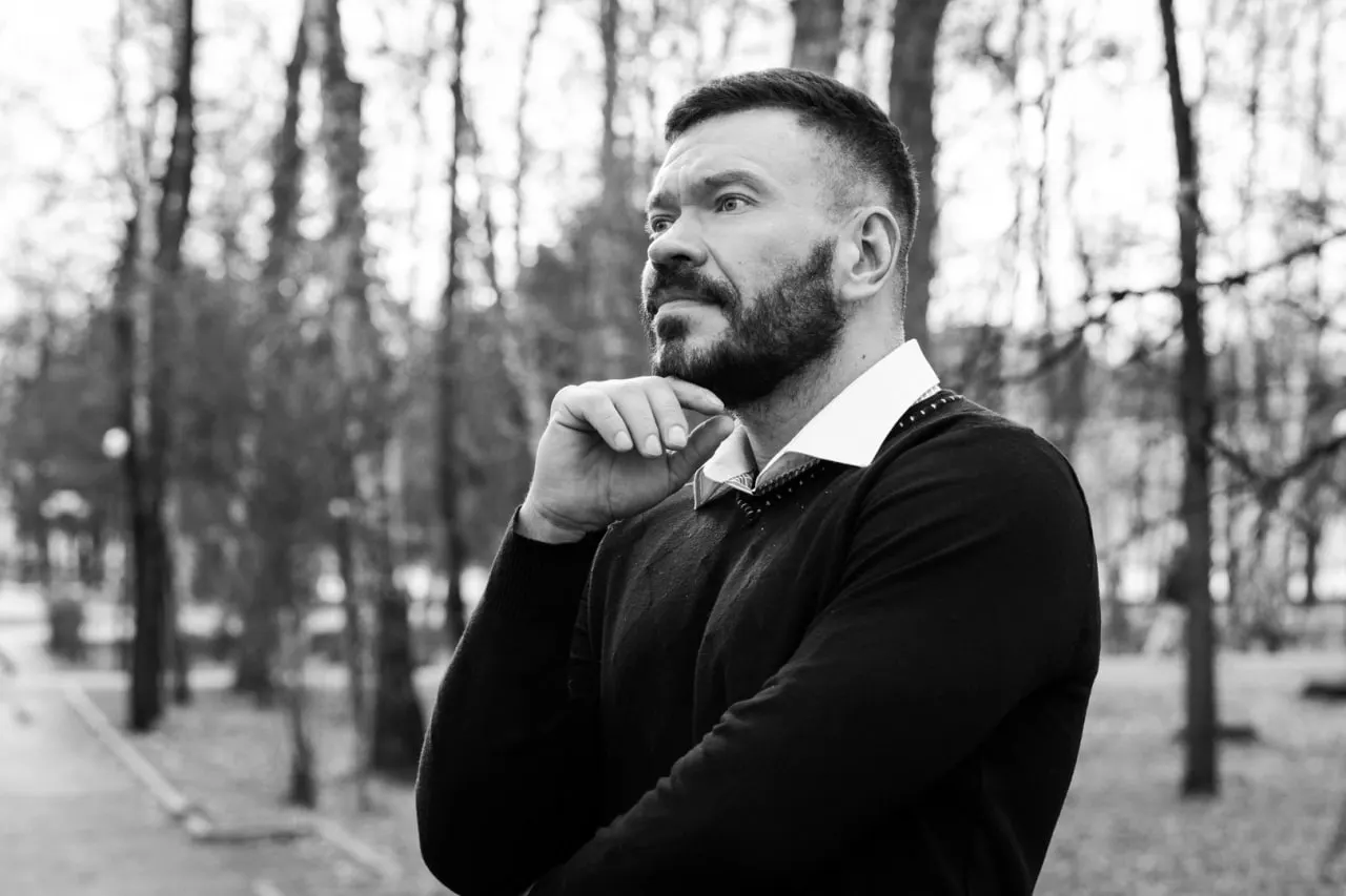 Новосибирский музыкальный театр сообщил о смерти режиссёра, автора постановок «Бесприданница», мюзикла «Я — Эдмон Дантес. Монте-Кристо» и музыкальной сказки «Кошка, которая гуляла сама по себе».