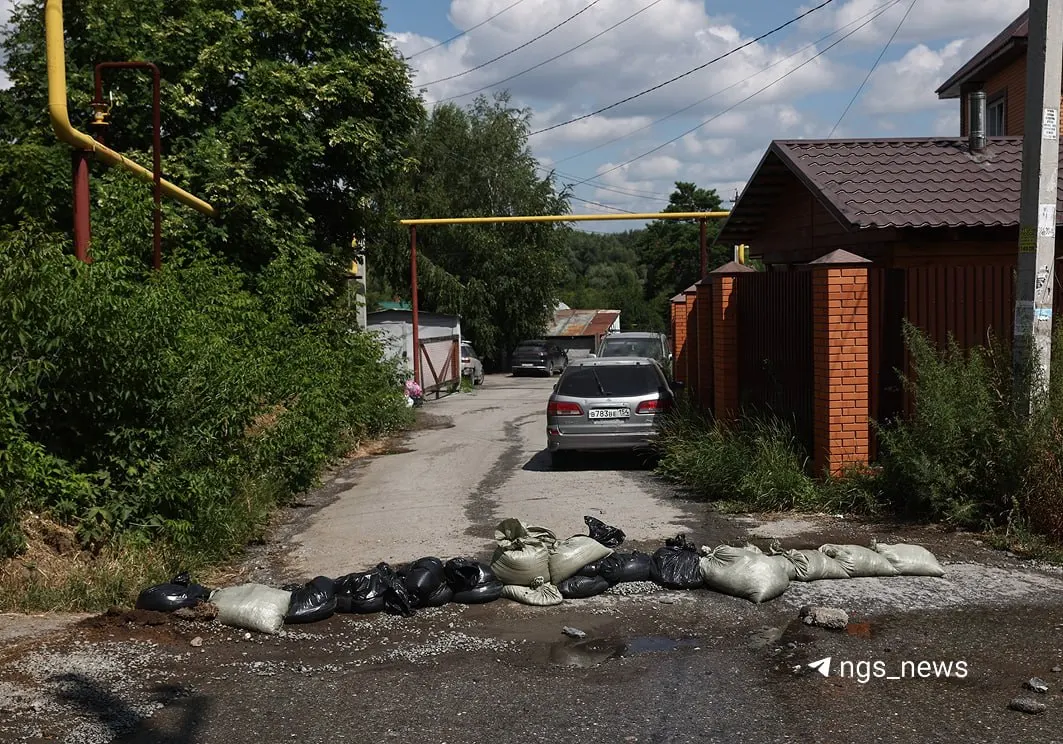 Из футеровочного колодца хлынул мощный поток нечистот, затопив дворы и огороды; аварийные работы остановили порыв около 14:00, местные жители жалуются на сильный запах.