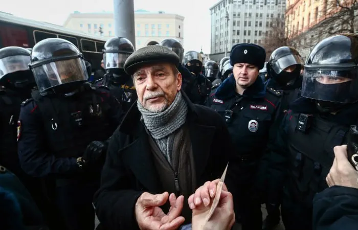 В Хорошевском суде Москвы началось заочное рассмотрение дела против 84‑летнего Льва Пономарёва: прокуратура просит 6,5 года колонии и запрет на администрирование сайтов на 10 лет по обвинениям, связанным с «нежелательной» организацией и статуса «иностранного агента».