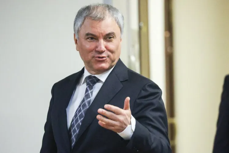 Спикер Госдумы предложил активнее использовать электротранспорт: по его мнению, трамваи могут разгрузить дороги, улучшить экологию и стать дешёвой альтернативой на фоне дефицита топлива.