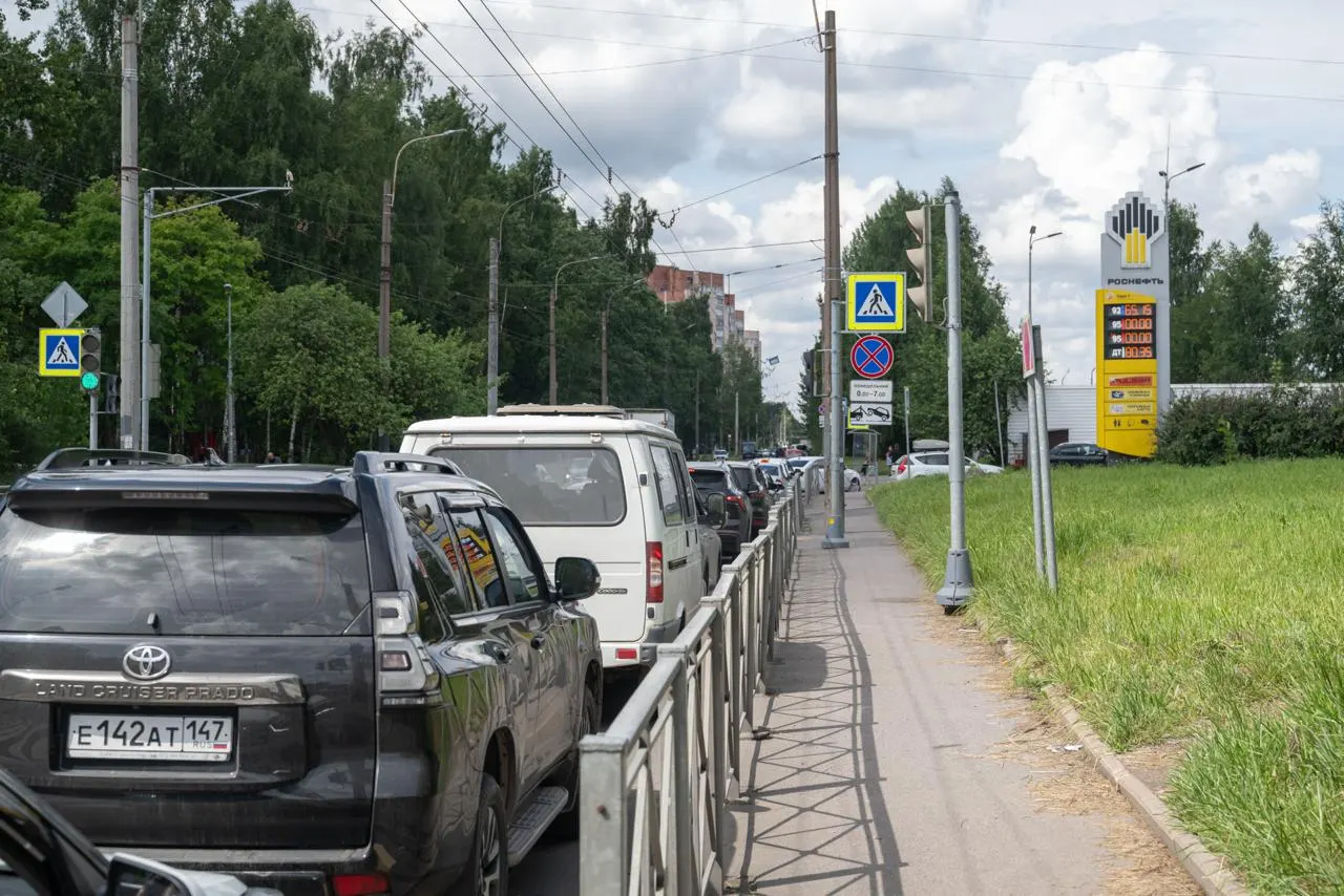 Несмотря на временное разрешение на бензин стандарта Евро‑3, проверка нескольких петербургских автозаправок показала, что сейчас в город продолжают привозить топливо по стандарту Евро‑5.
