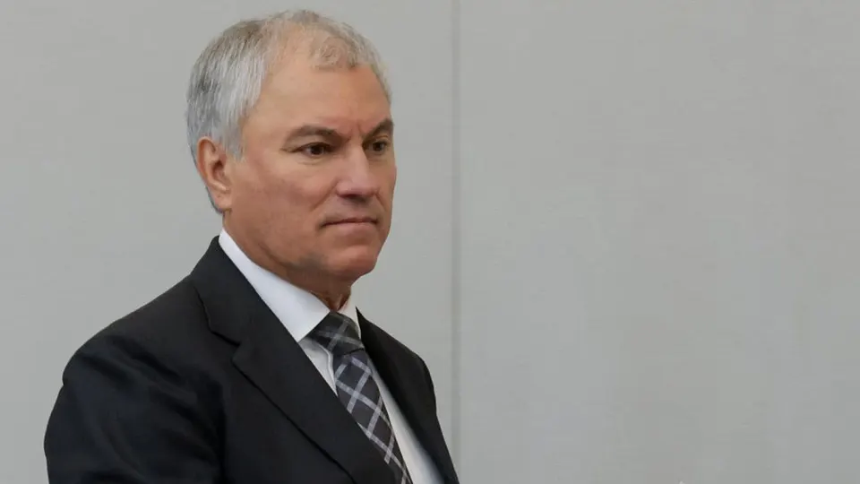 Спикер Госдумы призвал депутатов и граждан сохранять спокойствие и единство, отметив, что паника играет на руку врагам. Правительство обещает рассмотреть дополнительные меры для стабилизации рынка топлива.