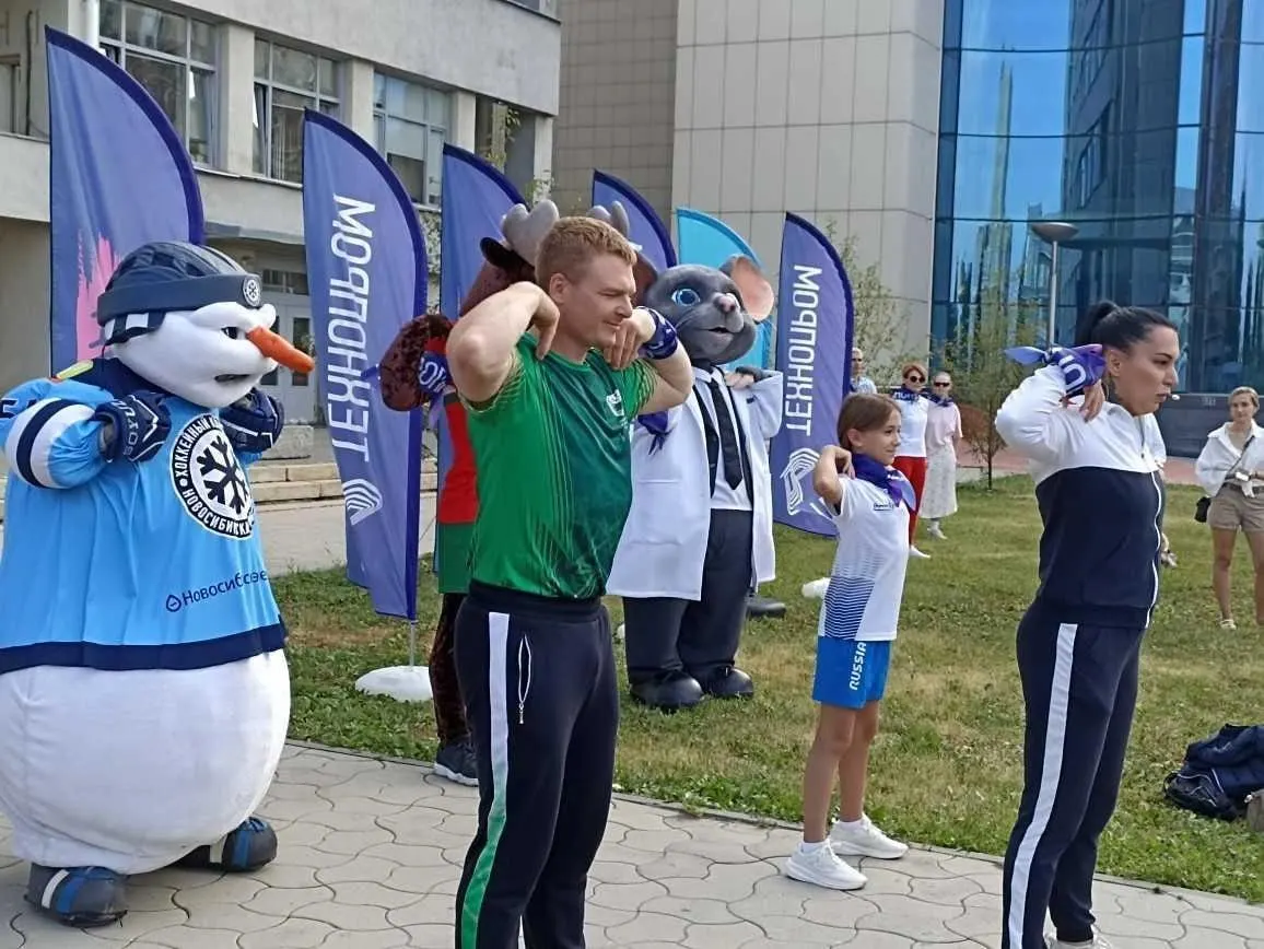 Чемпионы мира по подводному спорту и бодифитнесу провели разминку для жителей города — акция стала стартом марафона мероприятий в преддверии международного форума.
