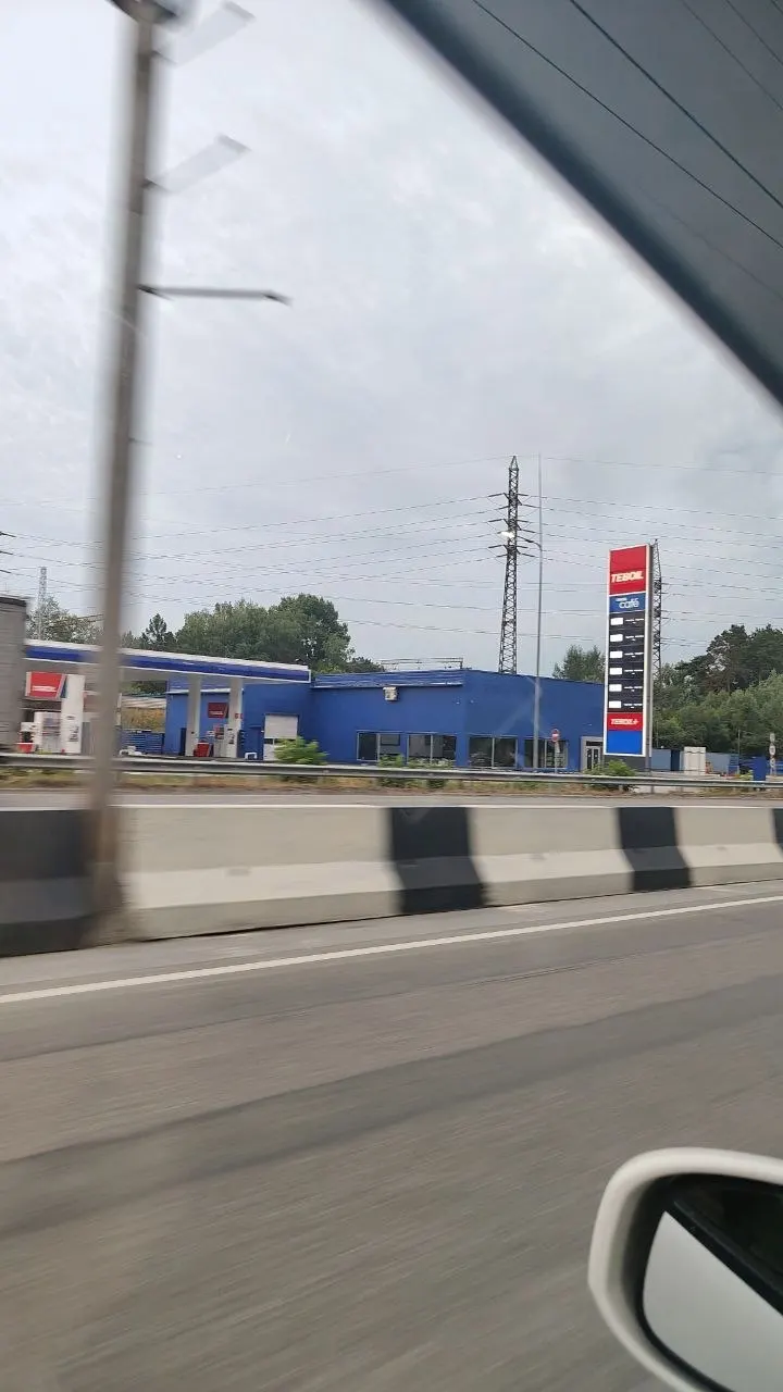 Автомобилист из Новосибирска описал обстановку на заправках в ночь с 3 на 4 июля: многие станции были закрыты, образовались километровые очереди, заправиться удалось только под утро.