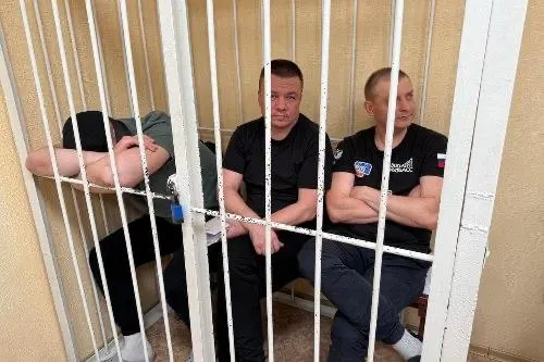 Восьмой кассационный суд оставил без изменений приговор бывшим сотрудникам отдела полиции «Новосибирский», которым ранее назначили 8–10 лет лишения свободы, крупные штрафы и лишение специальных званий. Дело одного фигуранта возвращено на пересмотр в части зачёта срока.