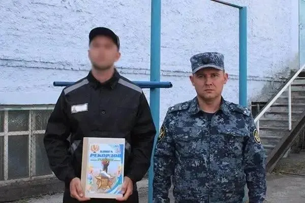 В исправительной колонии №2 один из заключённых сделал 1000 подтягиваний за 100 подходов — на это ушло 1 час 59 минут.