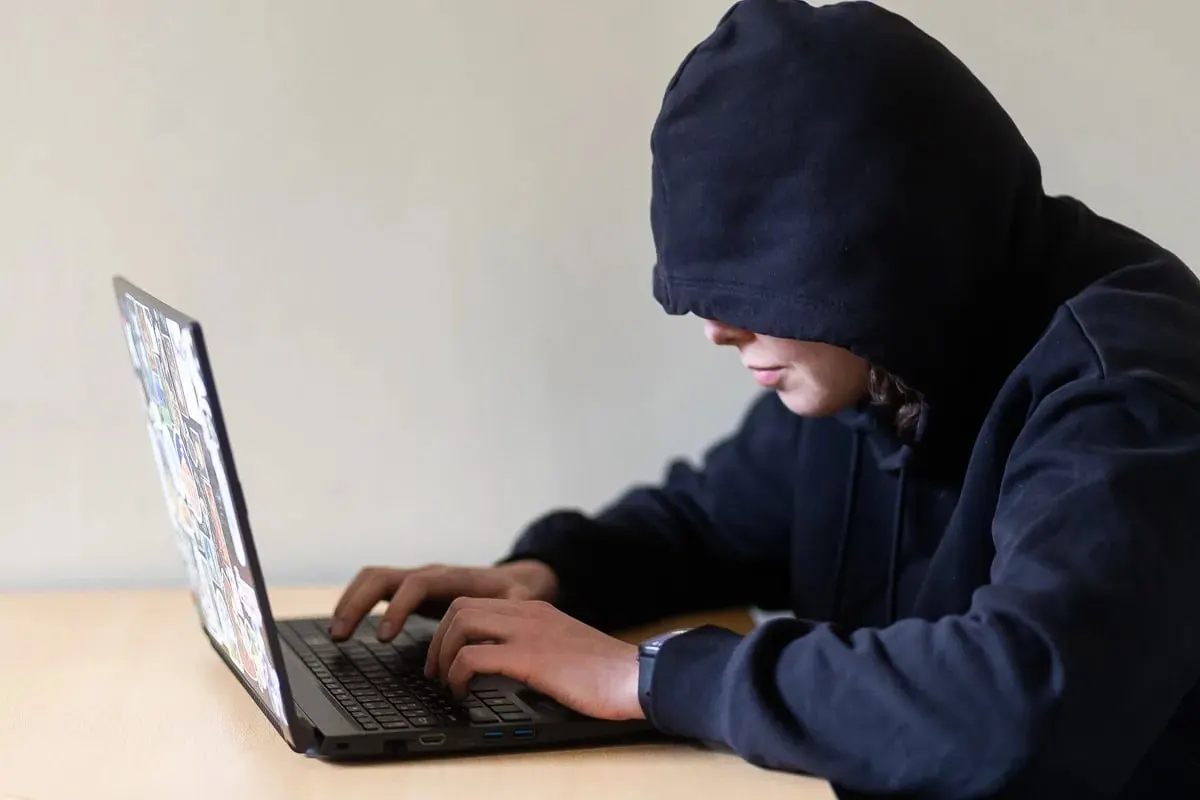 Инициативу направили на оценку в правительство: охранный ордер через суд запретит преследователю приближаться к жертве, посещать её повседневные места и выходить с ней на связь; при положительном решении закон может вступить в силу с 1 января 2027 года.