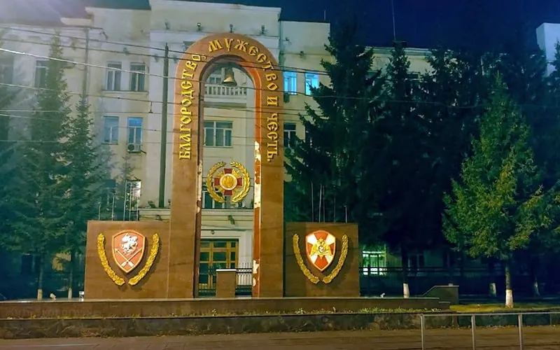 В центре Новосибирска на улице Мичурина, 13 планируют ввести режим повышенной готовности из‑за неудовлетворительного состояния памятника; муниципальное ДЭУ №1 должно подготовить документы для реконструкции мемориала.