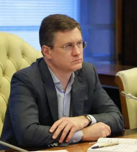 Зампред правительства Александр Новак 7 июля провёл совещание по рынку топлива. Регионы доложили о запасах и логистике; ведомствам и компаниям поручено ежедневное мониторирование и принятие мер для предотвращения локальных сбоев поставок.