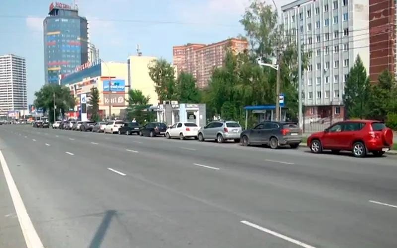 В ряде сибирских городов сохраняются очереди и дефицит бензина; данные сервисов о наличии топлива нередко не соответствуют действительности, в некоторых местах фиксируют случаи приоритетной раздачи и подозрения в некачественном топливе.