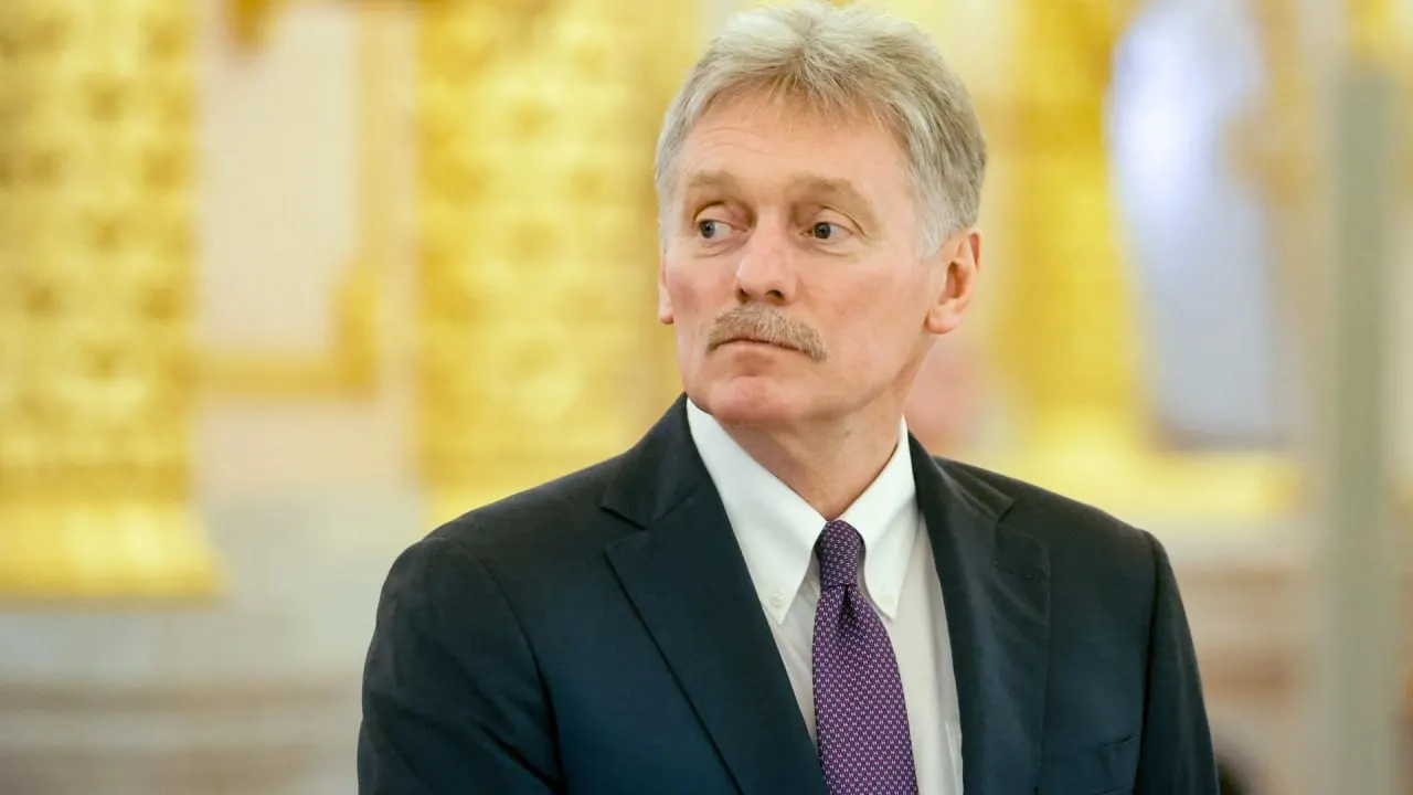 Пресс‑секретарь президента заявил, что вмешательство западных стран превратило специальную военную операцию в настоящую войну. Он также назвал удары по гражданской инфраструктуре террористическими и подтвердил готовность к переговорам при посредничестве США.