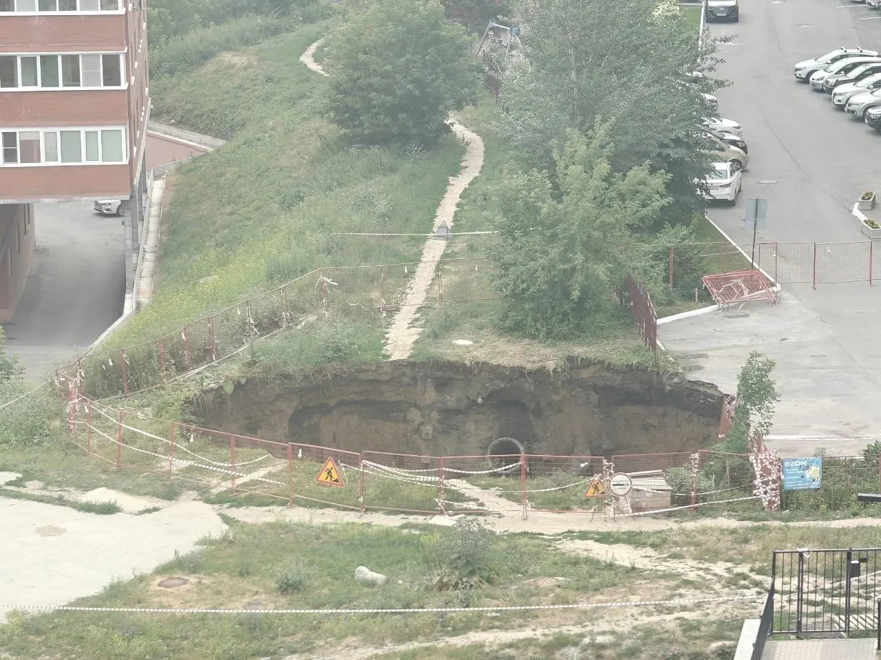 В левобережной части Новосибирска образовалась большая провальная яма, которая дошла до парковки; жителей оставили без холодной воды — возможен прорыв магистральной трубы диаметром 500 мм.
