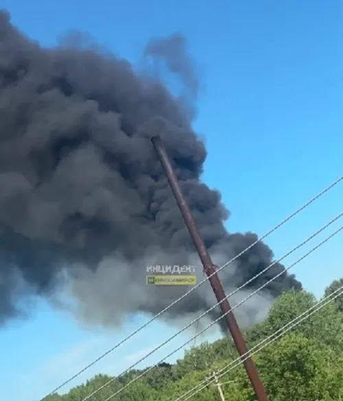 Пожар на закрытом полигоне в Горном продолжается несколько часов; рядом находятся жилые дома, меры по ликвидации пока не предпринимаются.