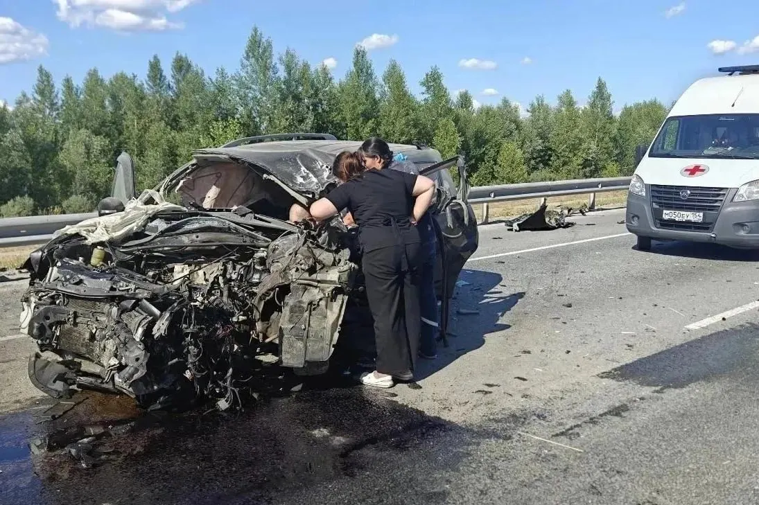 66‑летний водитель Mitsubishi выехал на встречную полосу и столкнулся с КамАЗом; мужчина скончался на месте. Из‑за аварии образовались многокилометровые пробки.