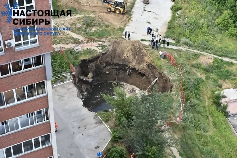 Работы ведутся по этапам: укрепляют стенки панелями, ремонтируют повреждённый коллектор, затем начнётся засыпка — полное восстановление участка запланировано на август.