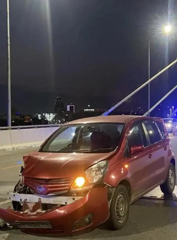 Столкновение произошло со стороны Ипподромской: водитель «Nissan Note» столкнулся с электровелосипедом. 22‑летний пассажир велосипеда получил травмы, несовместимые с жизнью. Обстоятельства выясняют.