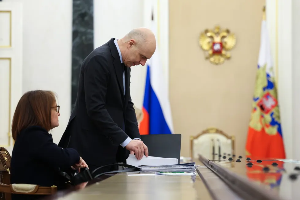 Госдума разрешила Минфину оперативно увеличивать расходы и занимать сверх установленного потолка госдолга. Это временно закроет кассовые разрывы, но подрывает прозрачность бюджета, повышает риски инфляции и ставит бизнес в условия неопределённости.