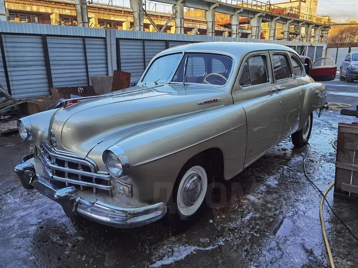 В Новосибирске выставлен на продажу лимузин ГАЗ‑12 «ЗИМ» 1958 года: бензиновый двигатель 3,5 л, 90 л.с., механика, пробег около 62 000 км. Цена — 2,3 млн ₽.