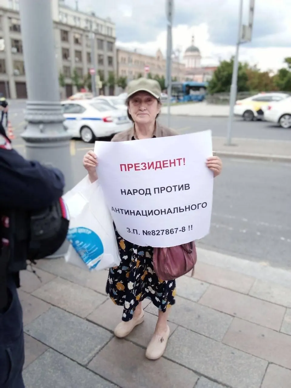 Председателя общества охраны памятников из Новосибирска увезли в психиатрическую больницу после пикета в Москве; коллеги утверждают, что её привязывали к кровати и делали инъекции.