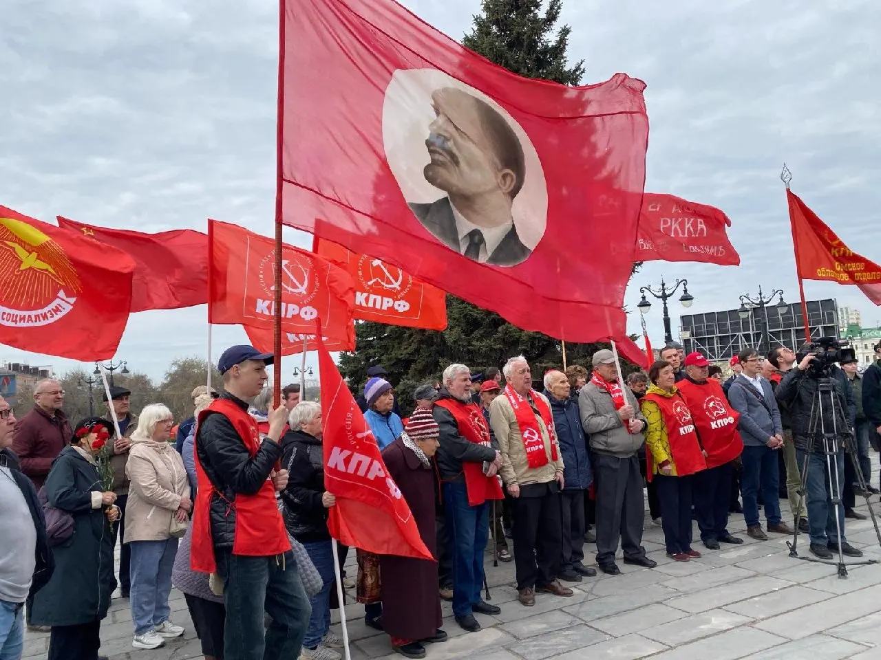 Депутаты ускоренно корректируют правила после решения Конституционного суда — новые гарантии обязуют комиссии учитывать судебные решения, но начнут действовать только с следующей избирательной кампании. Пока возможны риски недопуска оппозиционных партий.