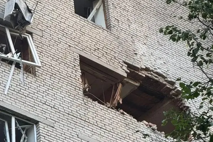 Ночью 13 июля в посёлке Пионерский городского округа Истра один из дронов упал и вызвал пожар в частных домах — по данным губернатора Московской области, три человека погибли, пятеро получили ранения.