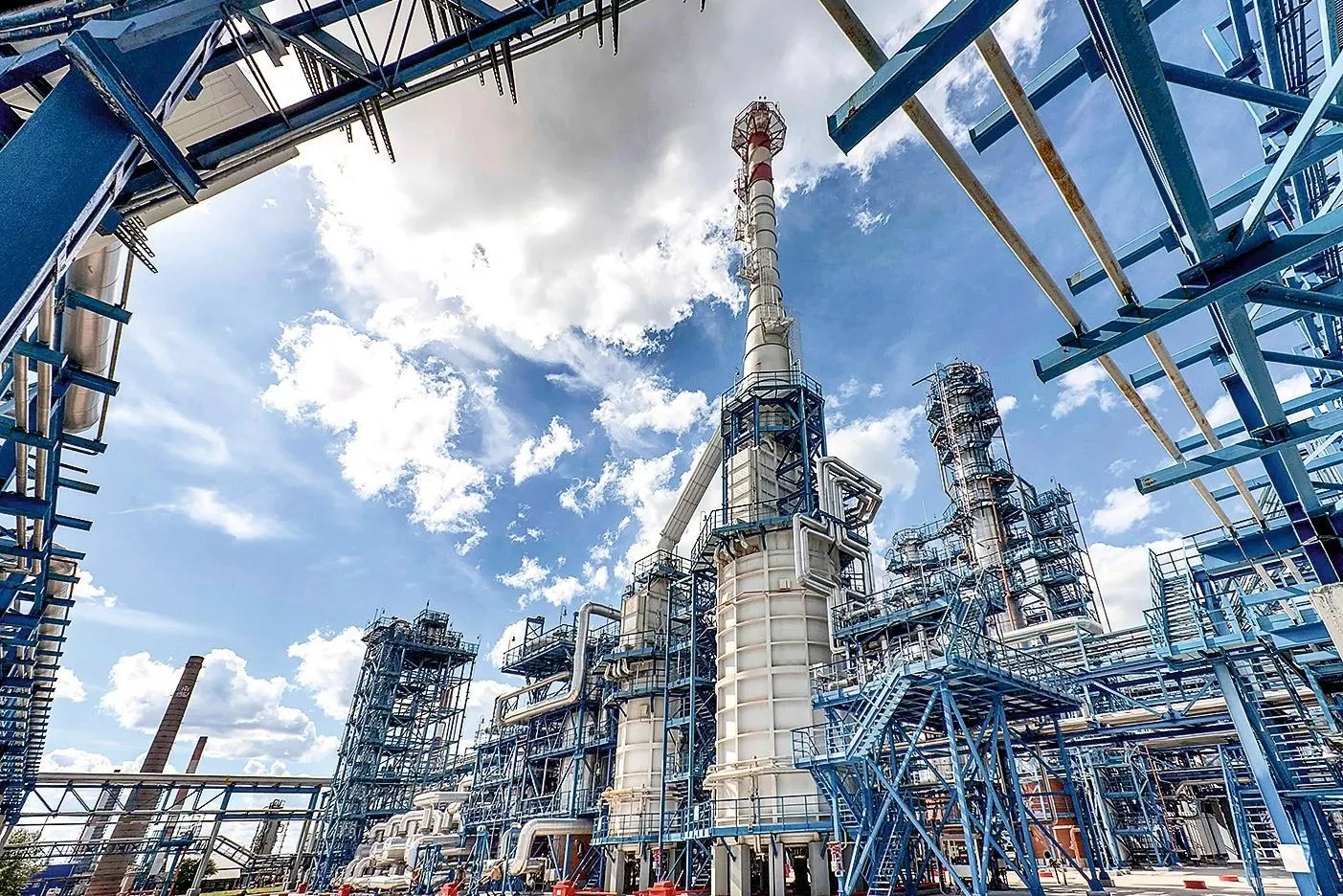 В июне выплаты нефтепереработчикам выросли более чем в шесть раз — мера направлена на наращивание внутренних поставок топлива и предотвращение дефицита бензина и дизеля.